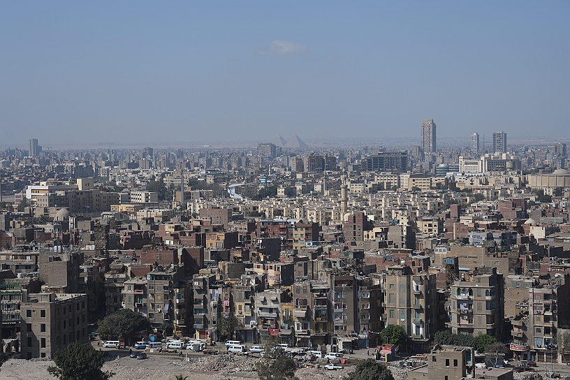 95 MAK_6983.jpg - Dalla terrazza esterna si ammira una panoramica del denso e vasto tessuto urbano de Il Cairo.